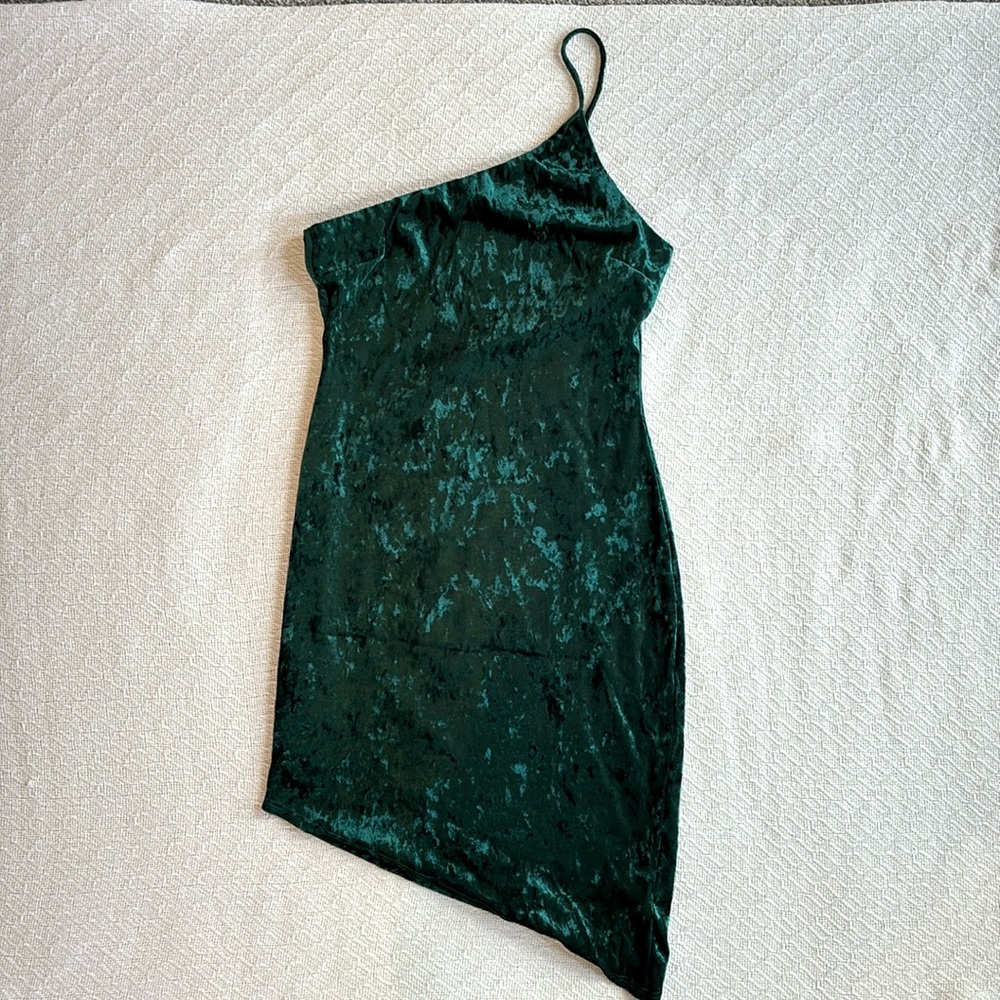 blue blush | Emerald green velvet one shoulder dress- M - Picture 2 of 5